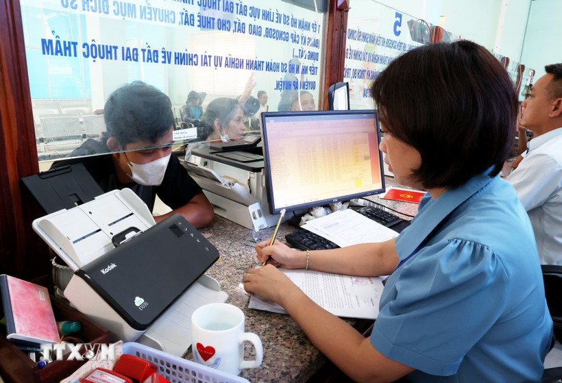 Cán bộ, công chức, viên chức trong năm trước liền kề hoặc năm xét tinh giản biên chế bị xếp loại không hoàn thành nhiệm vụ sẽ bị tinh giản biên chế. (Ảnh minh hoạ: Hồng Đạt/TTXVN)