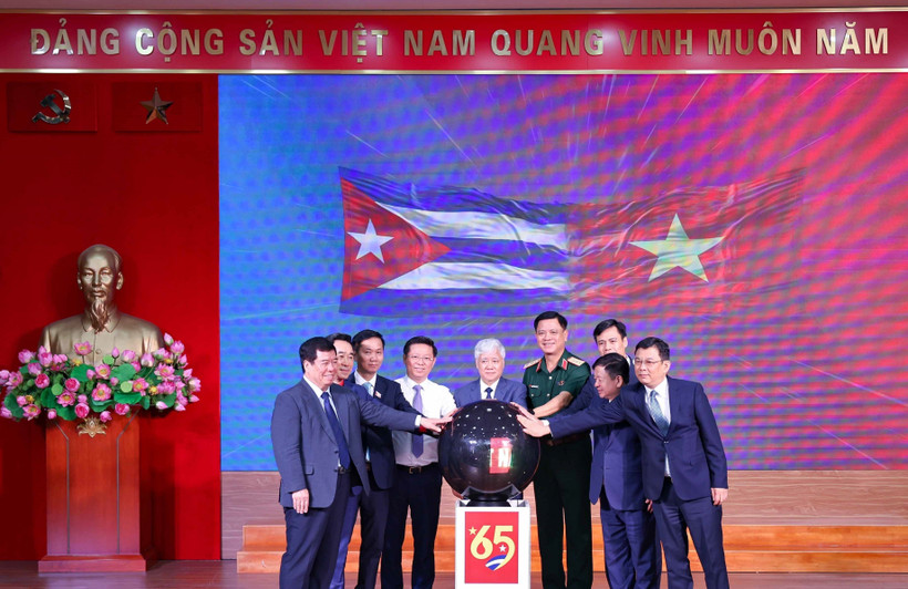 Phát động Chương trình vận động ủng hộ nhân dân Cuba “65 năm Nghĩa tình Việt Nam-Cuba". (Ảnh: Thanh Tùng/TTXVN)