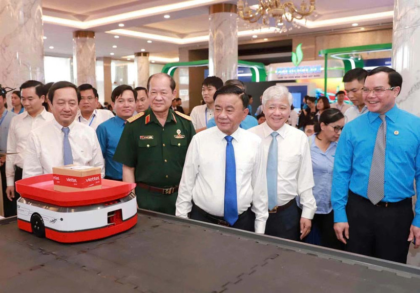 Các đại biểu tham quan Triển lãm “Hành trình sáng tạo - Khát vọng vươn mình.” (Ảnh: Tổng Liên đoàn Lao động Việt Nam)