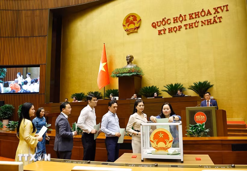 Đại biểu Quốc hội bỏ phiếu. (Ảnh: Doãn Tấn/TTXVN)