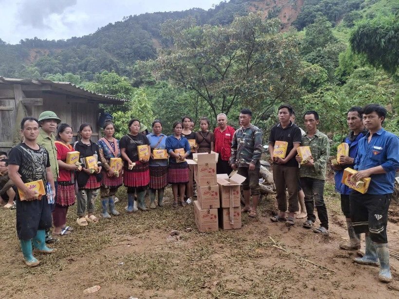 Trao quà cứu trợ khẩn cấp cho người dân bị ảnh hưởng bởi lũ ống, lũ quét. (Ảnh: Hội Chữ thập đỏ Việt Nam)