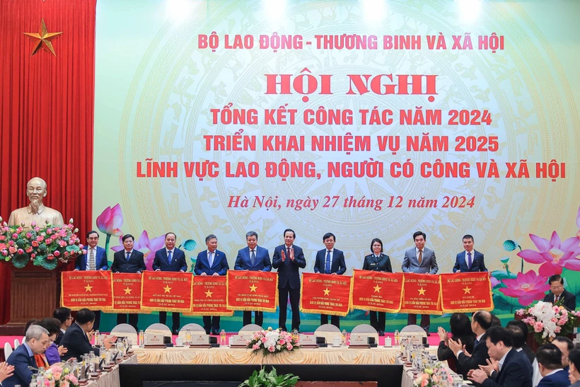 Khen thưởng các đơn vị tại Hội nghị toàn quốc tổng kết việc thực hiện nhiệm vụ năm 2024, triển khai nhiệm vụ năm 2025 lĩnh vực lao động, người có công và xã hội. (Ảnh: Hoàng Hiếu/TTXVN)