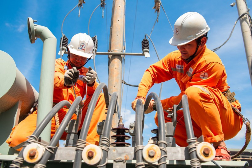 Nhân viên EVN bảo dưỡng các thiết bị điện. (Ảnh: EVN)