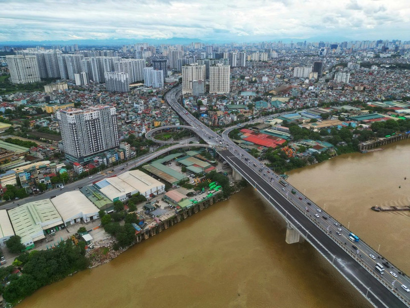 Yếu tố tự nhiên như lòng sông được Hà Nội sử dụng để xác định ranh giới, tạo liên kết qua giao thông đường thủy và đặc trưng văn hóa, sinh thái khi sáp nhập các phường, xã. (Ảnh: Anh Tuấn/TTXVN)