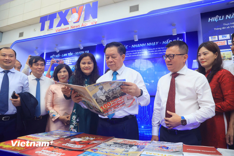 Ông Nguyễn Trọng Nghĩa, Ủy viên Bộ Chính trị, Bí thư Trung ương Đảng, Trưởng Ban Tuyên giáo và Dân vận Trung ương cùng các đại biểu tham quan gian trưng bày của Thông tấn xã Việt Nam tại Hội báo. (Ảnh: Hoài Nam/TTXVN)