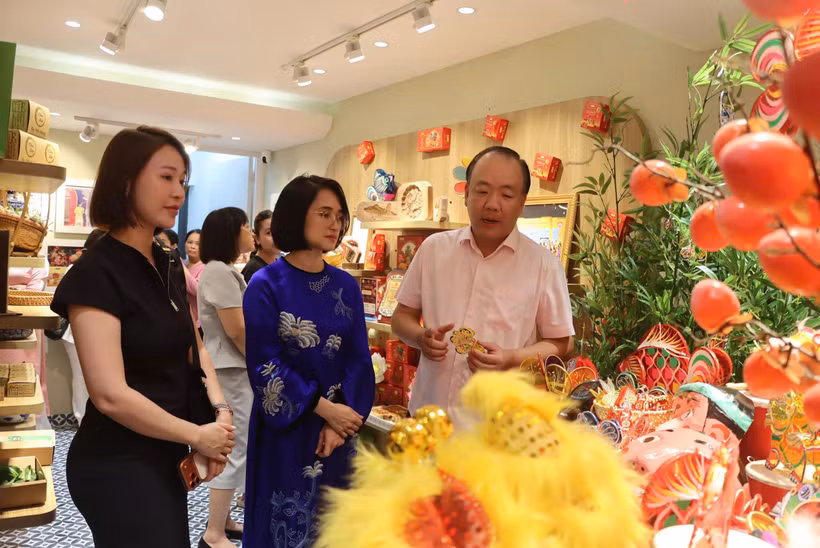 Lãnh đạo Cục Quản lý và Phát triển thị trường trong nước và phường Hoàn Kiếm tham quan các gian hàng, sản phẩm. (Ảnh: BCT/Vietnam+)