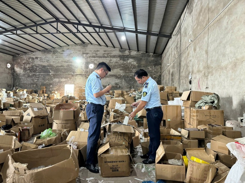 Cán bộ Chi cục Quản lý thị trường tỉnh Quảng Ninh kiểm tra kho hàng có dấu hiệu vi phạm. (Ảnh: PV/Vietnam+)