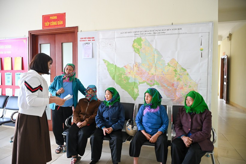 Cán bộ phường Tân Phong, tỉnh Lai Châu đang hướng dẫn bà con thực hiện các thủ tục hành chính. Sau khi vận hành chính quyền địa phương 2 cấp, phường Tân Phong đã xây dựng kế hoạch rà soát hộ nghèo, hộ cận nghèo hằng năm, nhằm xác định đúng đối tượng để triển khai chính sách hỗ trợ kịp thời, hiệu quả. (Ảnh: PV/Vietnam+)