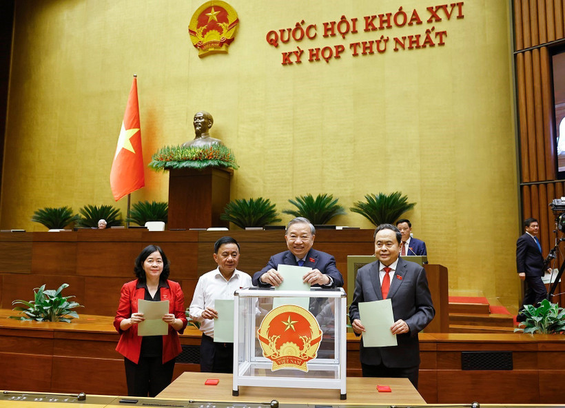 Tổng Bí thư Tô Lâm và đại biểu Quốc hội bỏ phiếu. (Ảnh: Doãn Tấn/TTXVN)