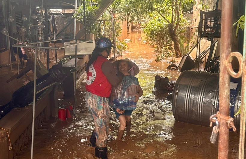 Trao quà cứu trợ khẩn cấp cho người dân vùng lũ. (Ảnh: Hội Chữ thập đỏ Việt Nam)