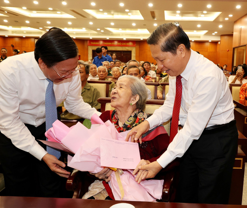 Thành phố Hồ Chí Minh tổ chức Họp mặt người có công với cách mạng tiêu biểu. (Ảnh: Thanh Vũ/TTXVN)