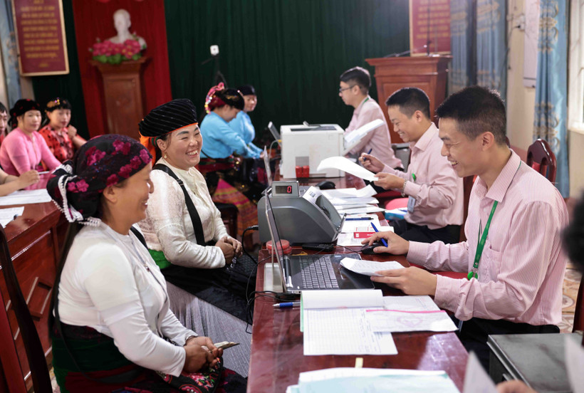 Làm thủ tục vay vốn tín dụng chính sách xã hội cho người dân. (Ảnh: TTXVN)