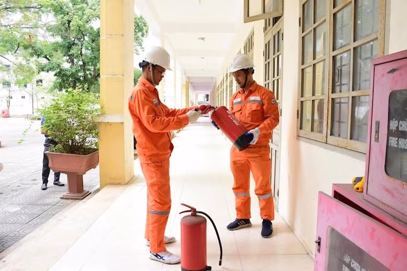 Kiểm tra thiết bị phòng cháy chữa cháy tại trường Ngô Thị Nhậm. (Ảnh: EVNHANOI)