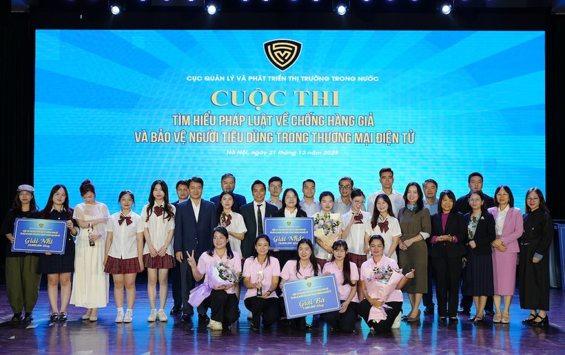 Ban Tổ chức trao các giải thưởng cho các đội thi. (Ảnh: BCT/Vietnam+)