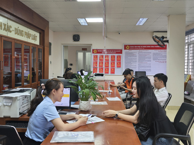 Người dân được hướng dẫn thực hiện thủ tục hành chính tại Trung tâm phục vụ Hành chính công phường Hạ Long, Quảng Ninh. (Ảnh: TTXVN)