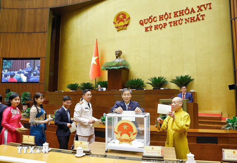 Thông qua Nghị quyết bầu ông Trần Thanh Mẫn làm Chủ tịch Quốc hội khóa XVI Đại biểu Quốc hội bỏ phiếu bầu Chủ tịch Quốc hội khoá XVI. (Ảnh: Doãn Tấn/TTXVN)