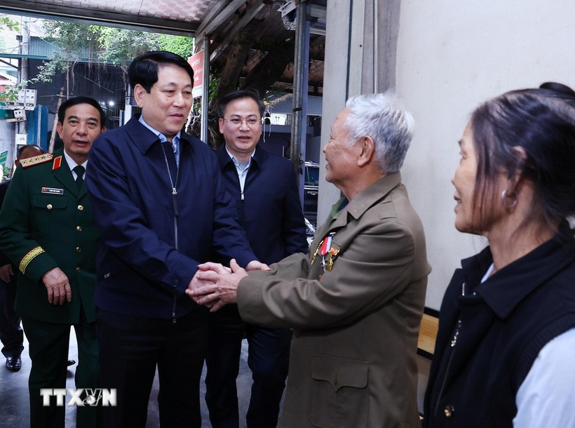 Chủ tịch nước Lương Cường đến thăm, tặng quà gia đình thương binh tại xã Pa Tần, huyện Sìn Hồ, tỉnh Lai Châu. (Ảnh: Lâm Khánh/TTXVN)