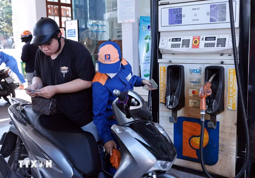 Điểm kinh doanh của Petrolimex số 1 Lương Yên, Hà Nội chuyển đổi 100% sang xăng E10. (Ảnh: Trần Việt/TTXVN)