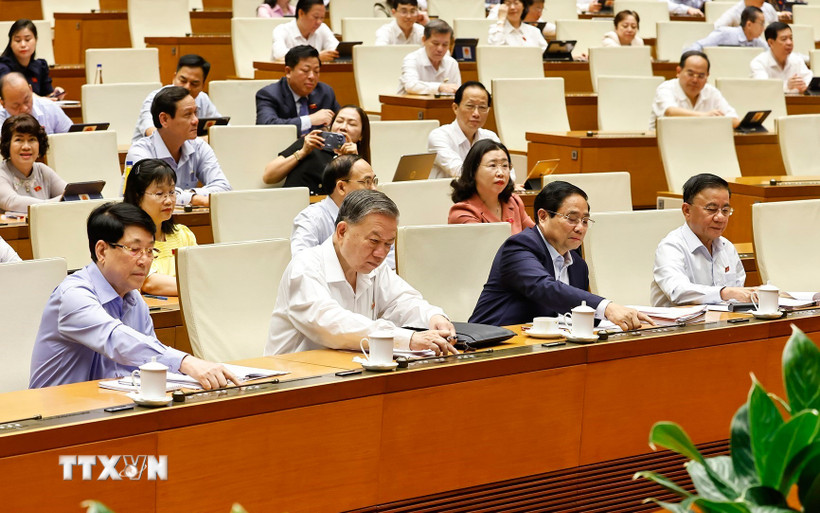 Tổng Bí thư Tô Lâm. Chủ tịch nước Lương Cường, Thủ tướng Phạm Minh Chính và đại biểu ấn nút thông qua Nghị quyết sửa đổi, bổ sung một số điều của Hiến pháp năm 2013. (Ảnh: Doãn Tấn/TTXVN)