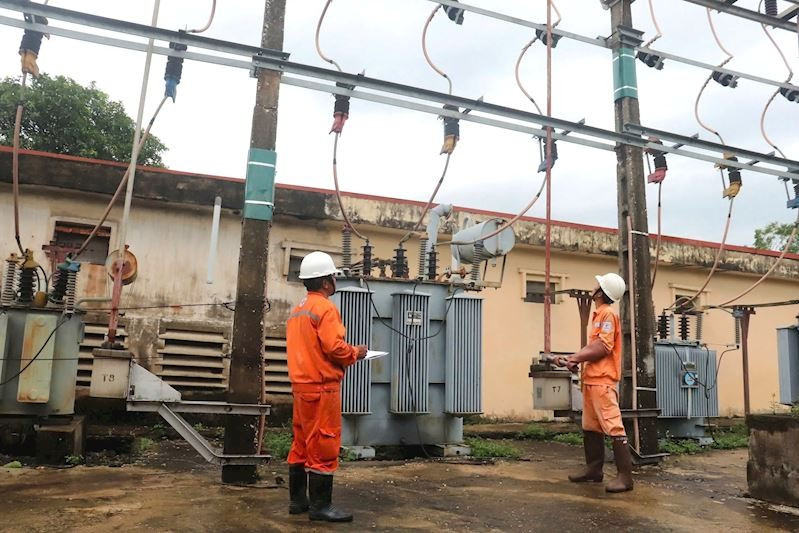 Công nhân EVNHANOI kiểm tra tình trạng vận hành của Trạm biến áp bơm Vân Đình, một trong những công trình đầu mối tiêu quan trọng của Sông Nhuệ. (Ảnh: EVNHANOI )