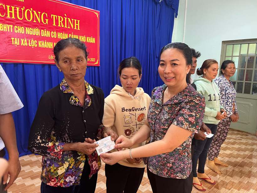 Tặng thẻ bảo hiểm y tế miễn phí cho hộ cận nghèo, người dân có hoàn cảnh khó khăn. (Ảnh: PV/Vietnam+)