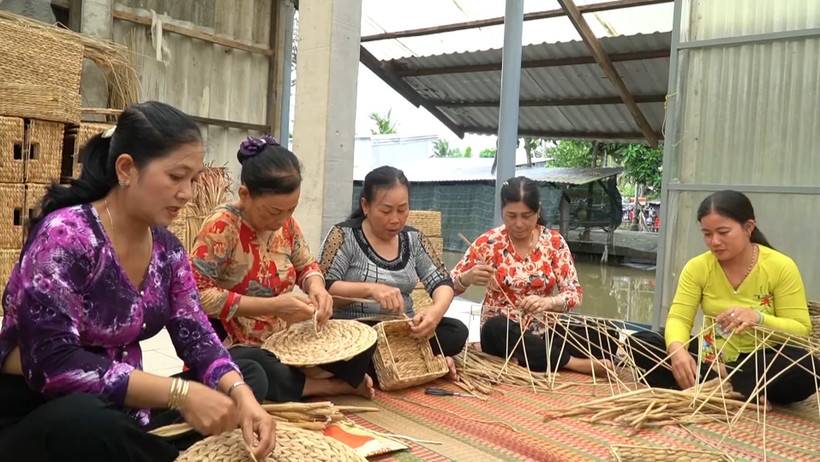 Thực hiện Chương trình mục tiêu quốc gia giảm nghèo bền vững giai đoạn 2021-2025, An Giang được Trung ương phân bổ nguồn vốn đầu tư phát triển trên 66 tỷ đồng đầu tư hỗ trợ nhà ở, đất ở, vốn, phương tiện sản xuất cho hộ nghèo, cận nghèo.... Nhờ đó, mỗi năm An Giang giảm hơn 2.000 hộ Khmer nghèo, cận nghèo. (Ảnh: PV/Vietnam+)
