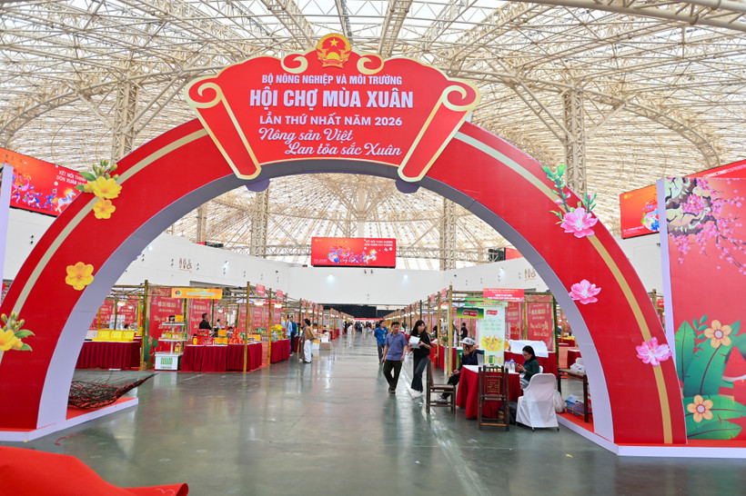 Hàng hóa đang được đưa vào đầy ắp các gian trưng bày, sẵn sàng cho lễ khai mạc vào sáng mai (ngày 2/2). (Ảnh: BCT/Vietnam+)