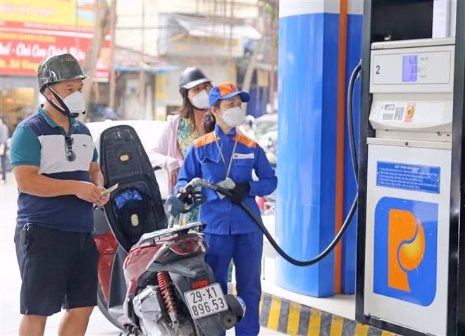 Giá xăng dầu trong nước đồng loạt giảm từ 15 giờ 30 phút chiều nay Một cây xăng trên phố Trần Hưng Đạo (Hà Nội). (Ảnh: Trần Việt/TTXVN)