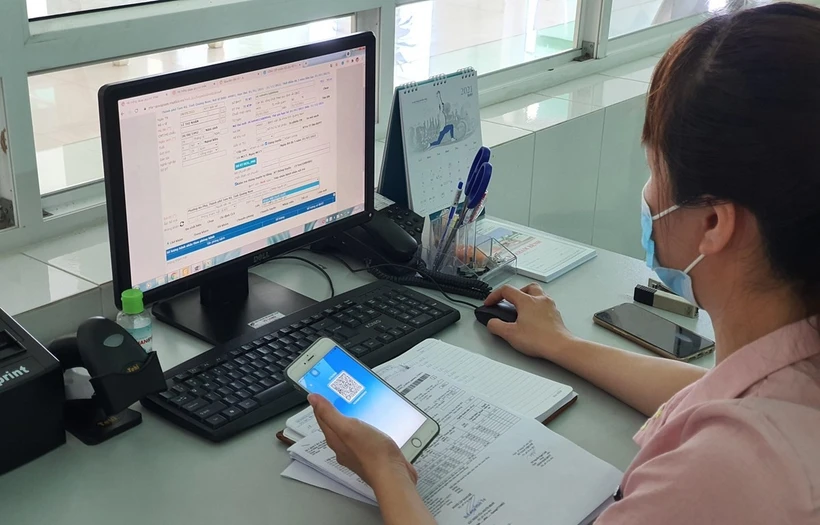 Luật Bảo hiểm xã hội quy định người lao động đóng vào quỹ bảo hiểm xã hội 10,5% tiền lương tháng làm căn cứ đóng bảo hiểm xã hội và người sử dụng lao động đóng 21,5%. (Ảnh: PV/Vietnam+) 