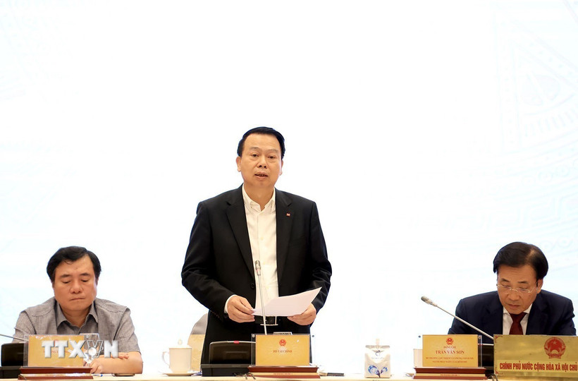 Đại diện Bộ Tài chính trả lời câu hỏi của phóng viên các cơ quan Thông tấn, báo chí. (Ảnh: Tuấn Anh/TTXVN)