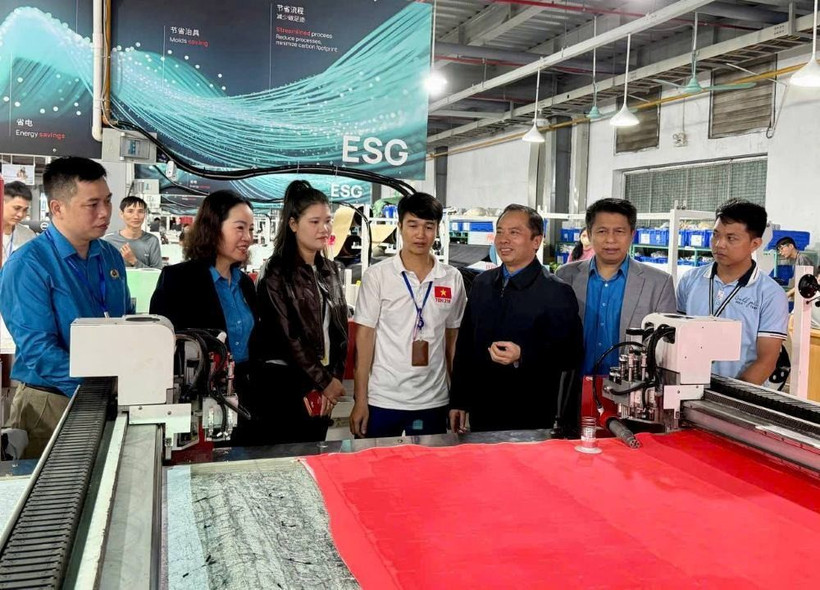 Đoàn công tác của Liên đoàn Lao động tỉnh Thanh Hóa đến thăm, động viên và mừng tuổi công nhân lao động trở lại làm việc sau Tết. (Ảnh: Liên đoàn Lao động tỉnh Thanh Hóa)