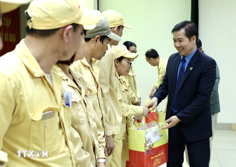 Lãnh đạo Công đoàn Hà Nội trao quà cho công nhân khó khăn Công ty Cổ phần Kim khí Thăng Long. (Ảnh: Minh Nghĩa/TTXVN)