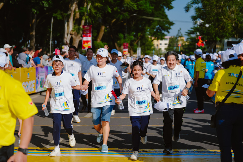 Sau 3 năm, hàng triệu bước chạy của các vận động viên đã được Quỹ Vì Tầm Vóc Việt quy đổi thành gần 1,6 tỷ đồng để hỗ trợ điều trị khuyết tật vận động cho trẻ em có hoàn cảnh khó khăn trên cả nước. (Ảnh: CTV/Vietnam+)