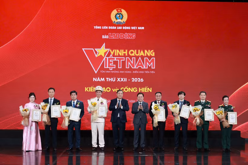 Trao Biểu trưng Vinh quang Việt Nam cho 8 tập thể được vinh danh. (Ảnh: PV/Vietnam+)