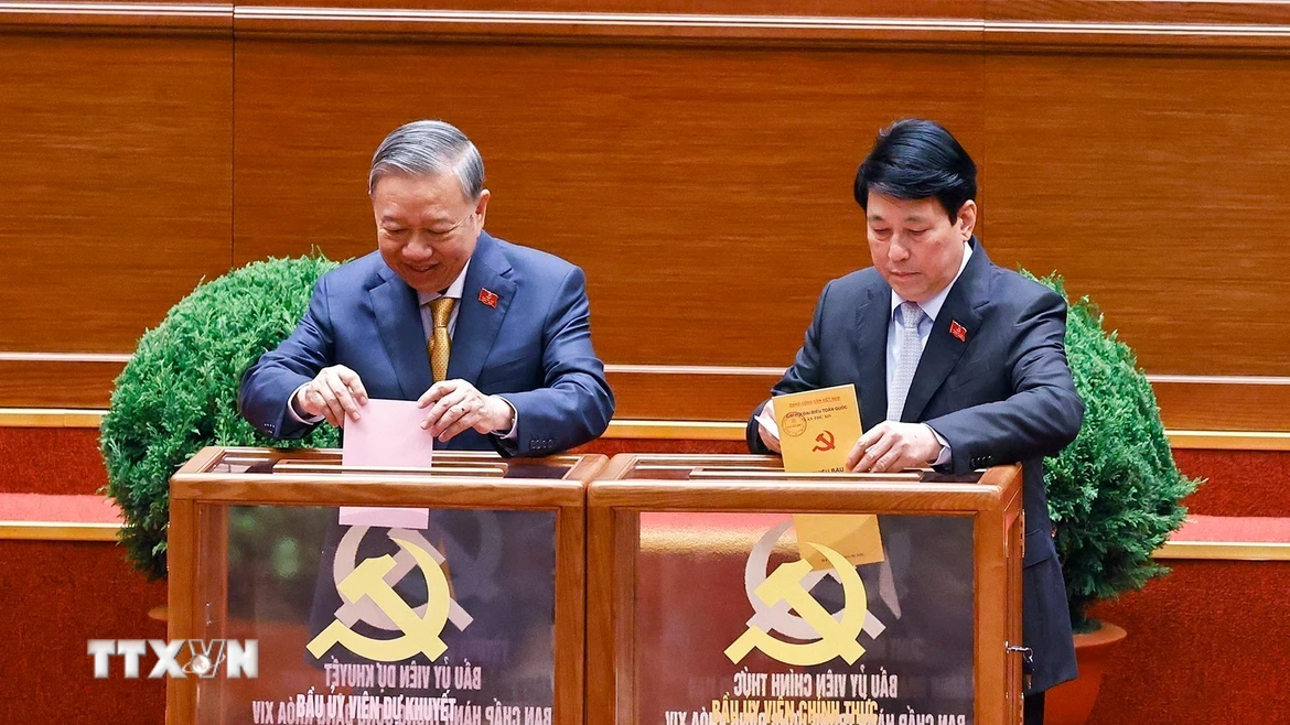 Tổng Bí thư Tô Lâm cùng các đồng chí lãnh đạo Đảng và Nhà nước bỏ phiếu bầu Ban Chấp hành Trung ương Đảng khóa XIV. (Ảnh: TTXVN)