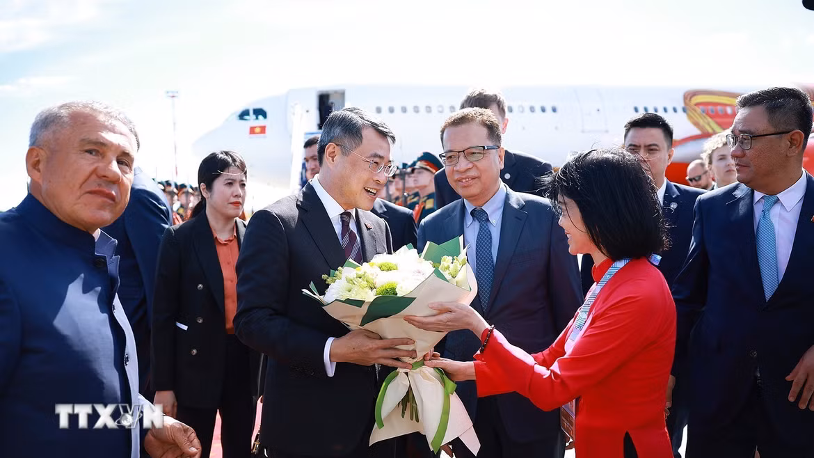 Thủ tướng Lê Minh Hưng đến thành phố Kazan, Cộng hòa Tatarsta, Liên bang Nga bắt đầu chuyến tham dự Hội nghị Cấp cao Kỷ niệm 35 năm quan hệ ASEAN-Nga. (Ảnh: Dương Giang/TTXVN)