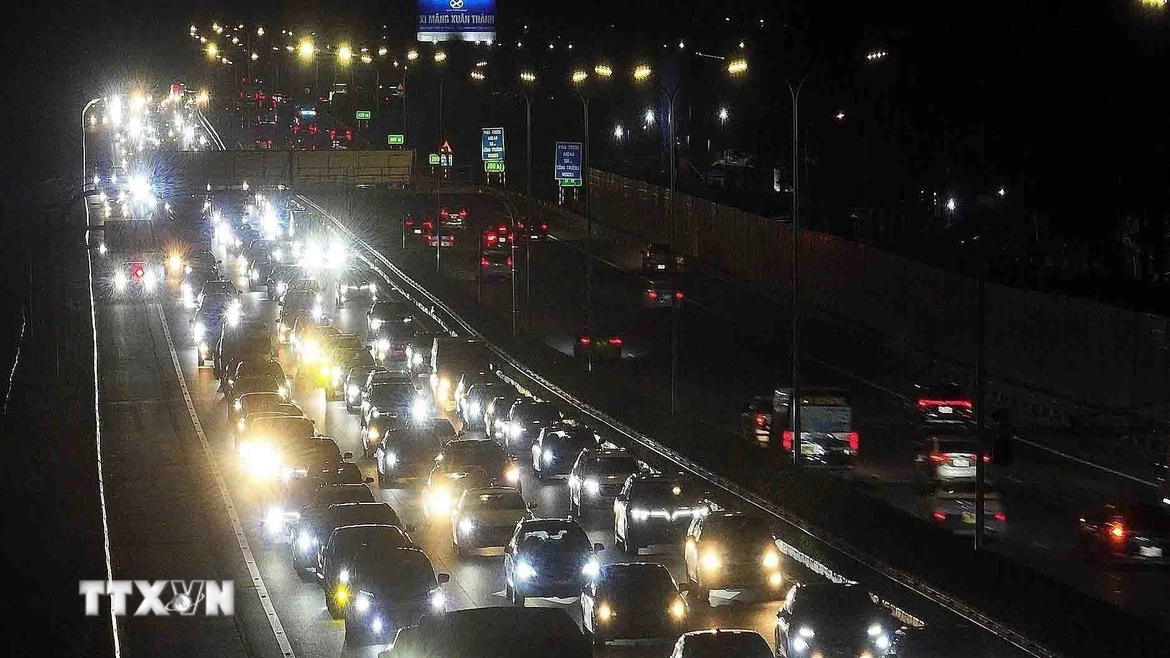 Ba hàng ô tô di chuyển chậm tại tuyến cao tốc Pháp Vân - Cầu Giẽ theo hướng vào trung tâm Hà Nội (ảnh chụp lúc hơn 22h30). (Ảnh: Phạm Kiên/TTXVN)