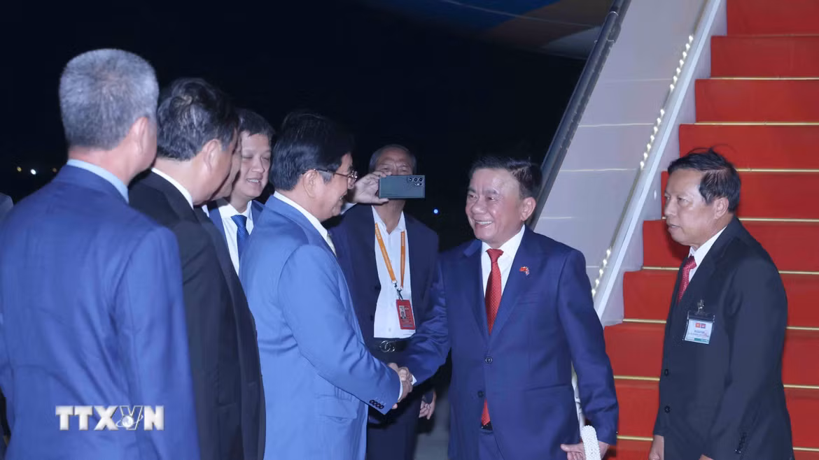 Lãnh đạo các cơ quan Đảng Nhân dân Campuchia đón Thường trực Ban Bí thư Trần Cẩm Tú tại Sân bay Quốc tế Techo. (Ảnh: Phương Hoa/TTXVN)