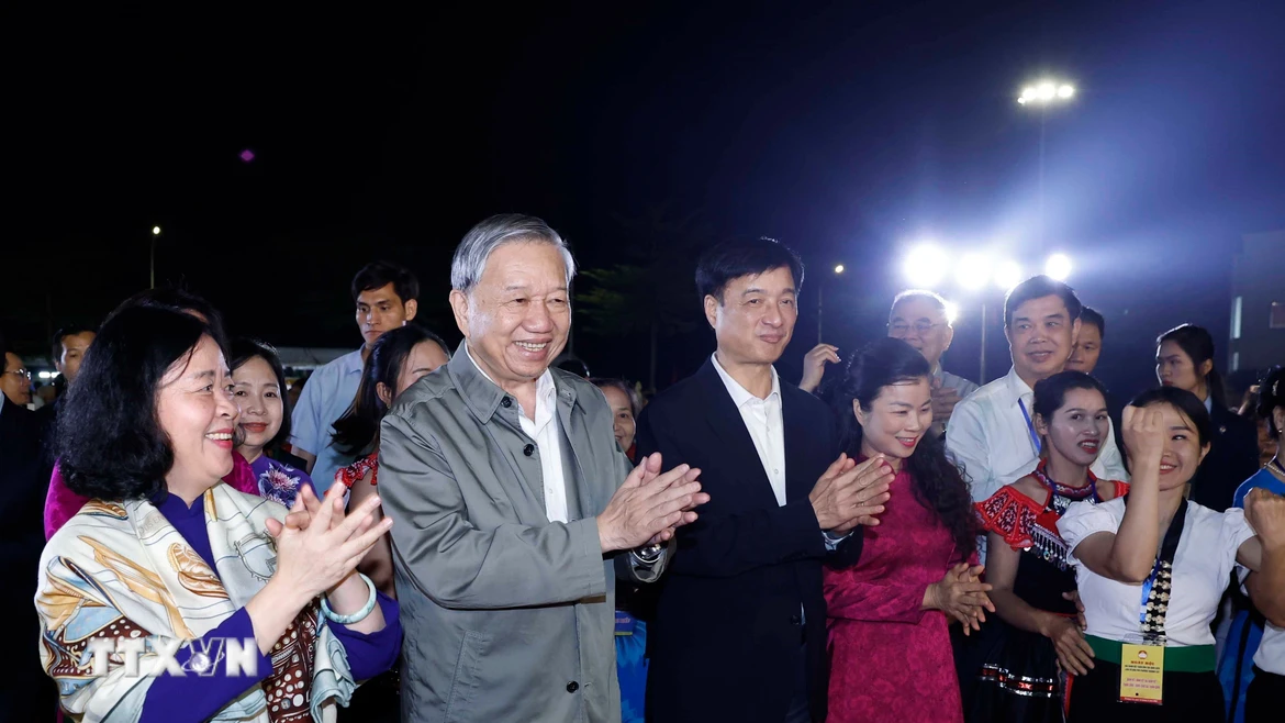 Tổng Bí thư Tô Lâm với nhân dân phường Thượng Cát, thành phố Hà Nội. (Ảnh: Thống Nhất/TTXVN)