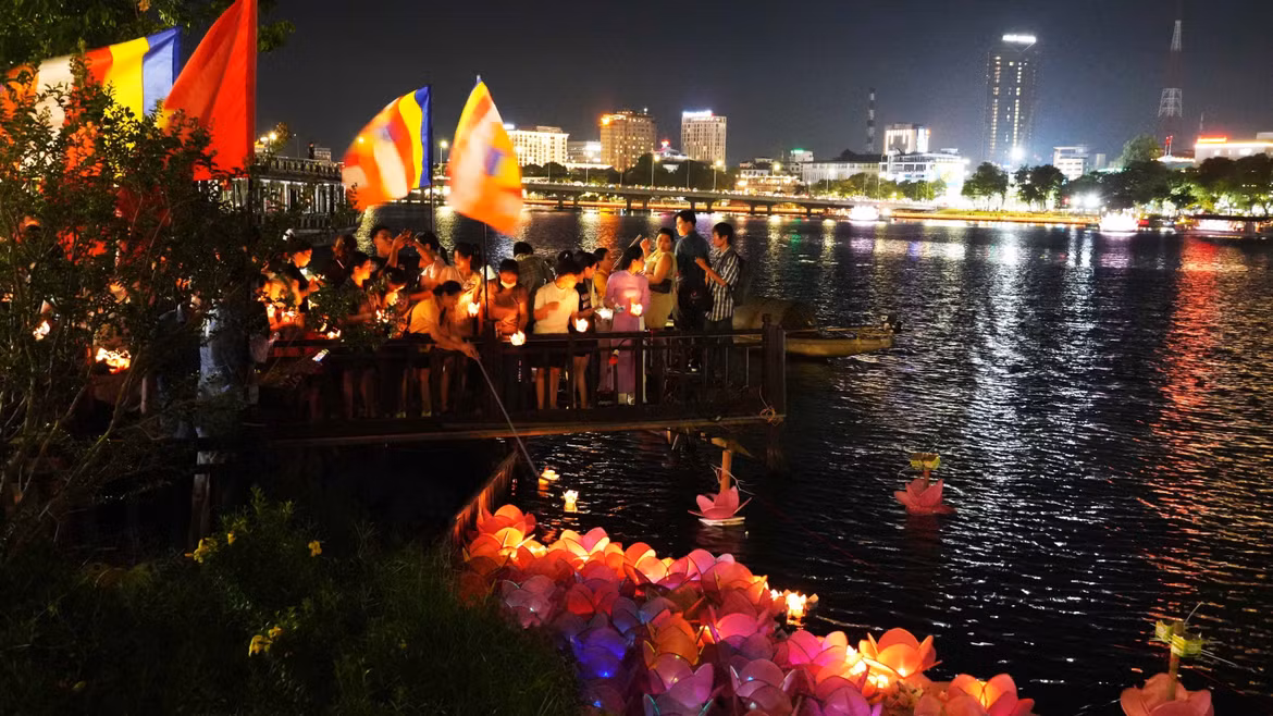 Tăng ni, phật tử tham gia Lễ hội hoa đăng tiến hành thả hoa đăng xuống sông Hương, thành phố Huế. (Ảnh: Nguyên Lý/TTXVN)