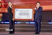 Bí thư Tỉnh ủy An Giang Lê Hồng Quang (trái) thay mặt lãnh đạo tỉnh đón nhận Bằng UNESCO ghi danh “Lễ hội Vía Bà Chúa Xứ Núi Sam” vào danh sách Di sản Văn hóa phi vật thể đại diện của nhân loại. (Ảnh: Thanh Sang/TTXVN)