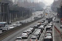 Giao thông ùn tắc nghiêm trọng trên đường cao tốc Gyeongbu, nối liền Seoul với thành phố Busan ở phía Đông Nam, khi nhiều người trở về nhà ăn Tết Nguyên đán, ngày 11/2/2024. (Nguồn: Yonhap)