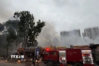 Khoảng 10 xe chuyên dụng cùng hàng chục cảnh sát huy động tới hiện trường để dập lửa và cứu nạn cứu hộ. (Ảnh: TTXVN phát)