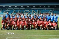 Ban huấn luyện và các cầu thủ nữ Việt Nam. (Ảnh: Minh Quyết/TTXVN)