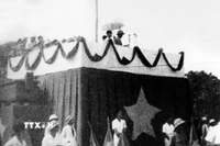 Sáng 2/9/1945, tại Quảng trường Ba Đình lịch sử, Chủ tịch Hồ Chí Minh đọc Tuyên ngôn Độc lập, khai sinh nước Việt Nam Dân chủ Cộng hòa, khẳng định trước quốc dân đồng bào và toàn thế giới: “Nước Việt Nam có quyền hưởng tự do và độc lập, và sự thực đã thành một nước tự do và độc lập. Toàn thể dân Việt Nam quyết đem tất cả tinh thần và lực lượng, tính mệnh và của cải để giữ vững quyền tự do và độc lập ấy”. (Ảnh: TTXVN)