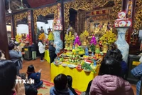 Người dân Hà Nội đi lễ Rằm tháng Giêng tại Chùa Trấn Quốc mong cầu bình an. (Ảnh: Thanh Tùng/TTXVN)