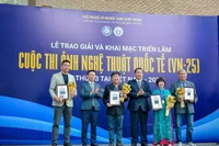 Trao giải cho các tác giả đoạt Huy chương Vàng. (Ảnh: Ban Tổ chức)