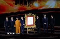 Thứ trưởng Bộ Văn hóa, Thể thao và Du lịch Tạ Quang Đông trao Bằng UNESCO ghi danh Quần thể Di tích và Danh thắng Yên Tử - Vĩnh Nghiêm - Côn Sơn, Kiếp Bạc là Di sản văn hóa thế giới cho 3 địa phương Hải Phòng, Quảng Ninh, Bắc Ninh. (Ảnh: Đức Hiếu/TTXVN)