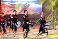 Đội chiêng đến từ các địa phương tỉnh Lâm Đồng biểu diễn tại Đêm hội. (Ảnh Chu Quốc Hùng/TTXVN)