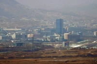 Toàn cảnh khu công nghiệp chung Kaesong ở Triều Tiên được nhìn từ đài quan sát tại khu phi quân sự chia cắt hai miền Triều Tiên ở Paju. (Ảnh: AFP/TTXVN)